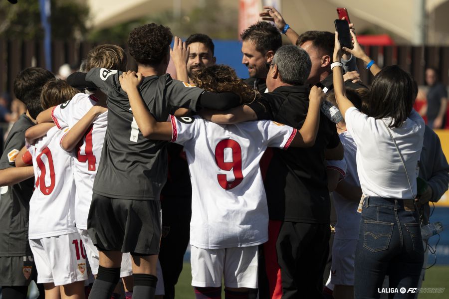 CanteraSFC's tweet image. FINAL | ¡#LALIGAFCFUTURES Internacional es blanquirroja! ⚪️🔴

Real Betis 0-3 #SevillaFCInfB 

⚽️ David Rosa (2) y Óliver.

¡Enhorabuena, campeones! 🏆👏

#CanteraSevillaFC