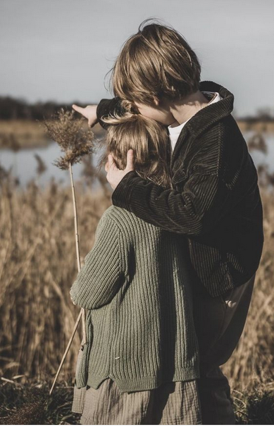houpsette's tweet photo. "Être sœur et frère, c’est écrire avec la même encre sur des papiers différents. #MarieNimier https://t.co/iMCtxEEr8Z