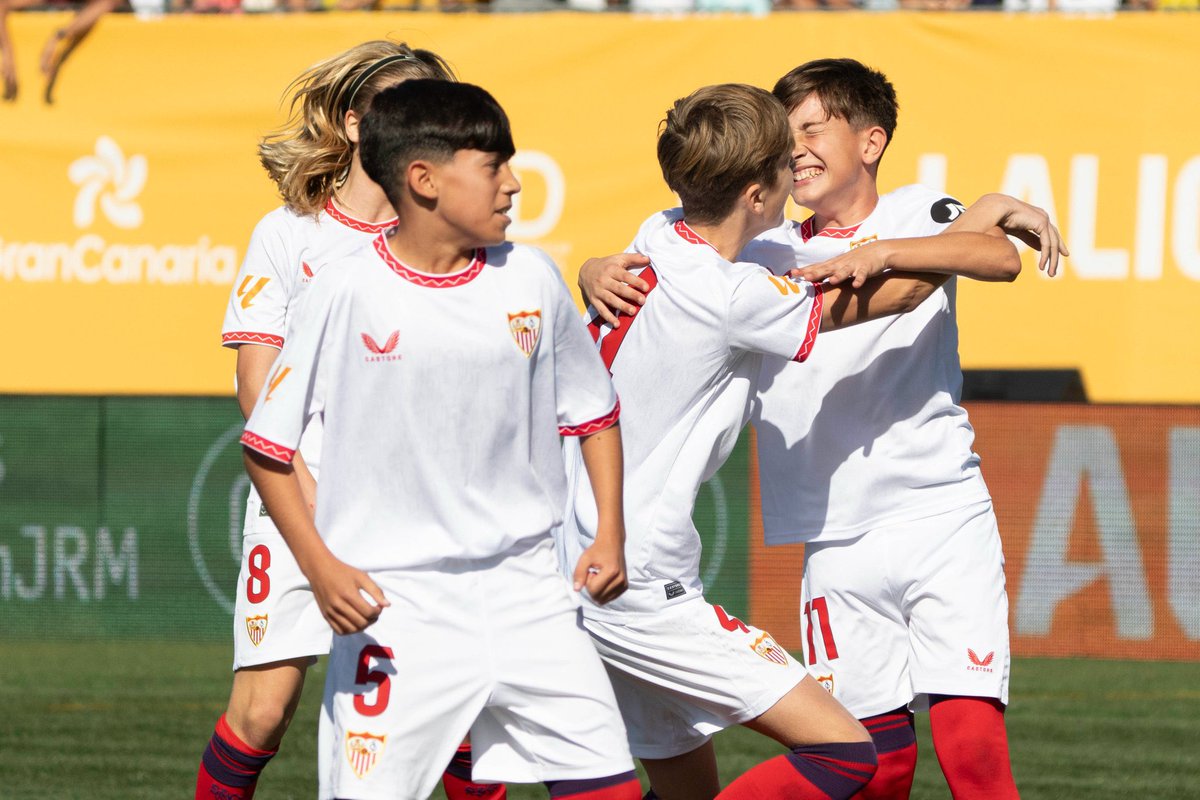 14eduSanina's tweet image. 🏆 El #SevillaFCInfB se proclama CAMPEÓN de #LALIGAFCFUTURES tras vencer por 3-0 al #RBBinfantilB en la final.

🔝 Los chicos de Víctor Feijóo se alzan con el torneo tras eliminar a Villarreal en cuartos, Barça en semifinales y el conjunto verdiblanco en la final.