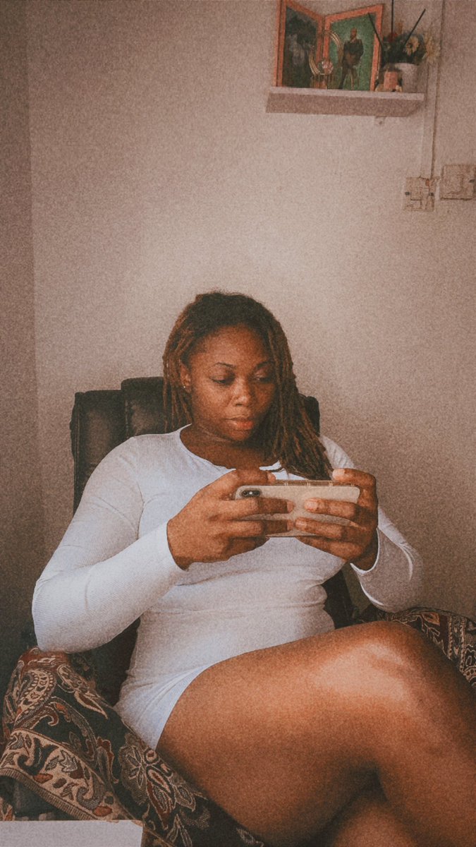 themusegirl___'s tweet image. Solo love story….. 💫👑🤍🤍 

#subtle #justachillgirl #brownskin #muse