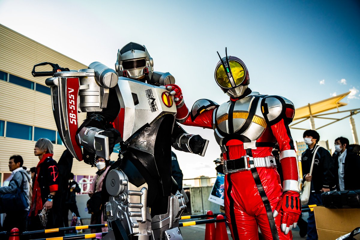 VALKEN_ZERO's tweet photo. 仮面ライダー555

仮面ライダー555ブラスターフォーム　ボーダレスさん　@border_less_

オートバジン　たろちんさん　@taro_rider

無事にお二人で撮ることが出来て良かった！

#C015 
#C105コスプレ 
#C105_cos https://t.co/h2DOVQ477W