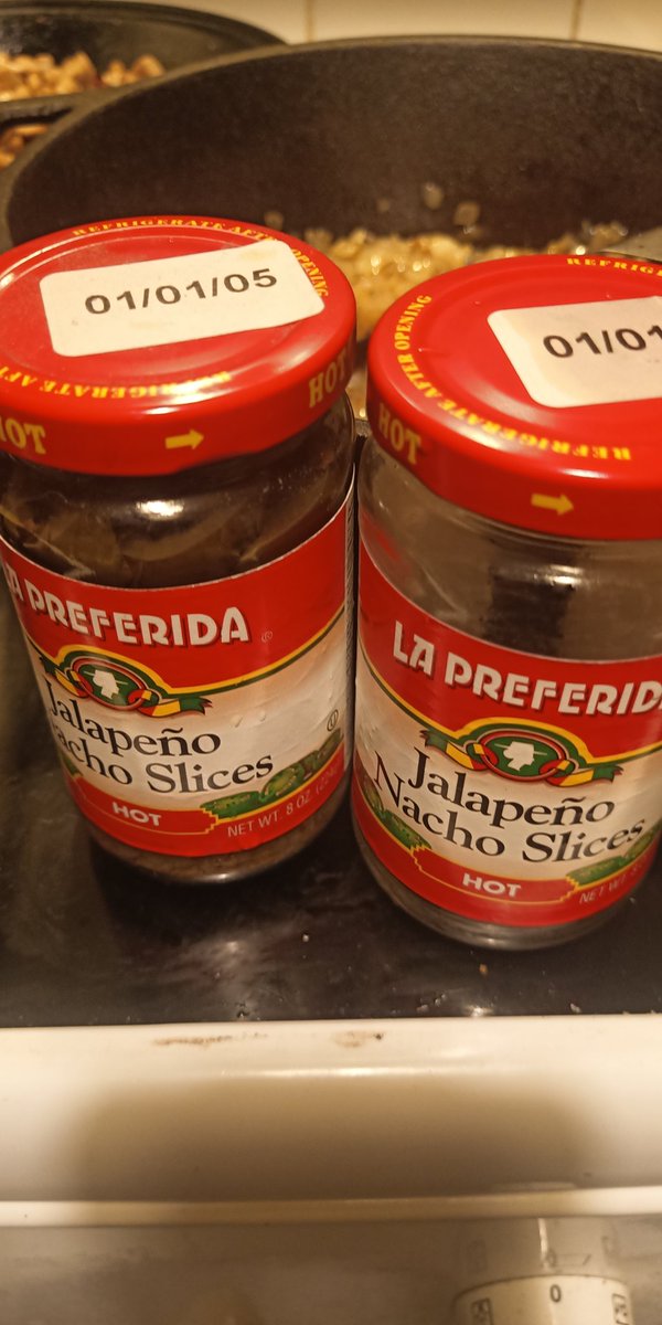 Varaston perukoilta löytyi aarteita! Ensimmäinen käsittämättömän maukas purkki meni texmex-ruuan kanssa lähes kyyneleet silmissä, nämä todellakin paranevat vanhetessaan. Toinen saa täyttää parsta ennen 20 v ja sitten taitaa olla vaikea vastustaa kiusausta pistää sekin "lihoiksi"!