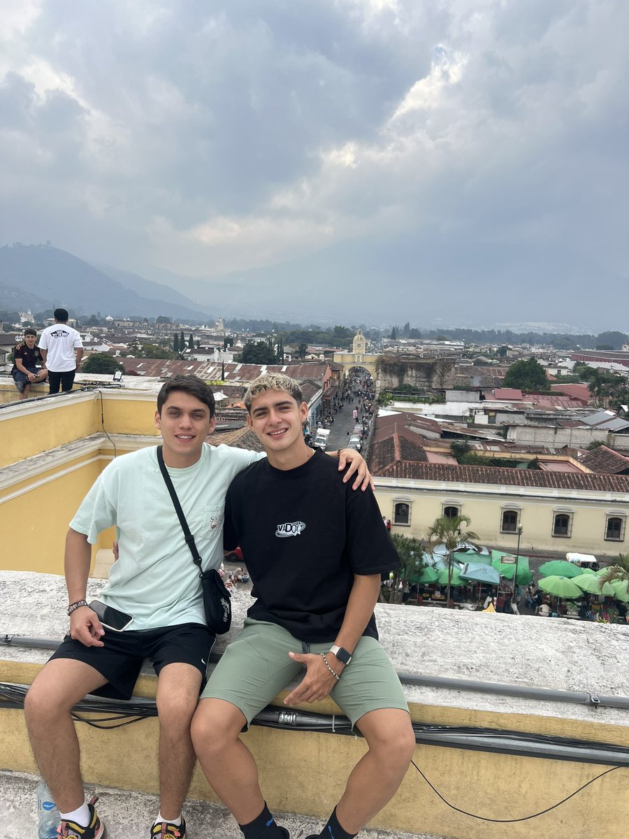 DaminCastaeda2's tweet photo. Carajo y no sabes lo orgulloso de ser tu hermano y feliz que la vida me dio al mejor hermano del mundo ❤️ https://t.co/N7u9EhdrbY