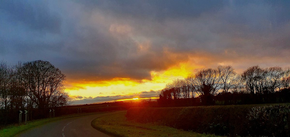 oldhallpersian's tweet photo. #Sunset this afternoon on #England and #Wales border!
#winter #december #Newyear #FestiveSeason #festiveperiod #coloursofnature #coloursofwinter #DorringtonOldHall #Dorrington #Shropshire #Oswestry #English #town https://t.co/sDFAclHfsL