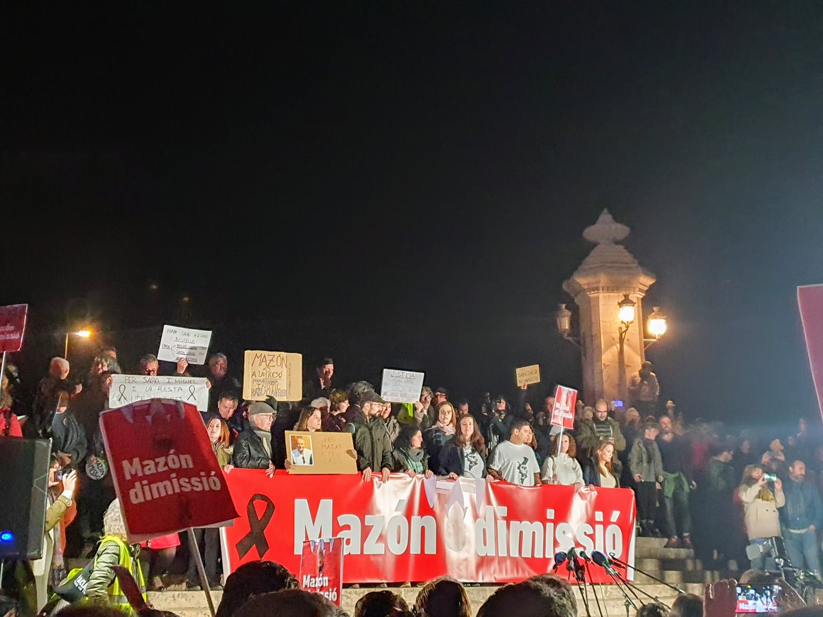 SoL_ALe87's tweet photo. Llegamos a Plaza América. Exigimos DOS MESES después de la catástrofe, responsabilidades y que los criminales que con su negligencia e incompetencia dejaron morir a 227 personas, paguen. 

¡JUSTICIA!. 

#MazonDimissió 
#CriminalitatValenciana
#RoviraDimissió
#DanaValència https://t.co/LSkGfKKRXr