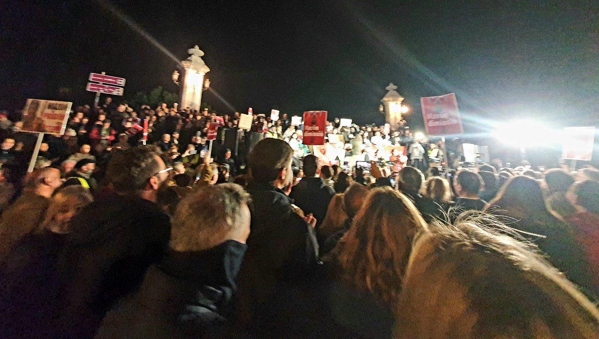 SoL_ALe87's tweet photo. Llegamos a Plaza América. Exigimos DOS MESES después de la catástrofe, responsabilidades y que los criminales que con su negligencia e incompetencia dejaron morir a 227 personas, paguen. 

¡JUSTICIA!. 

#MazonDimissió 
#CriminalitatValenciana
#RoviraDimissió
#DanaValència https://t.co/LSkGfKKRXr