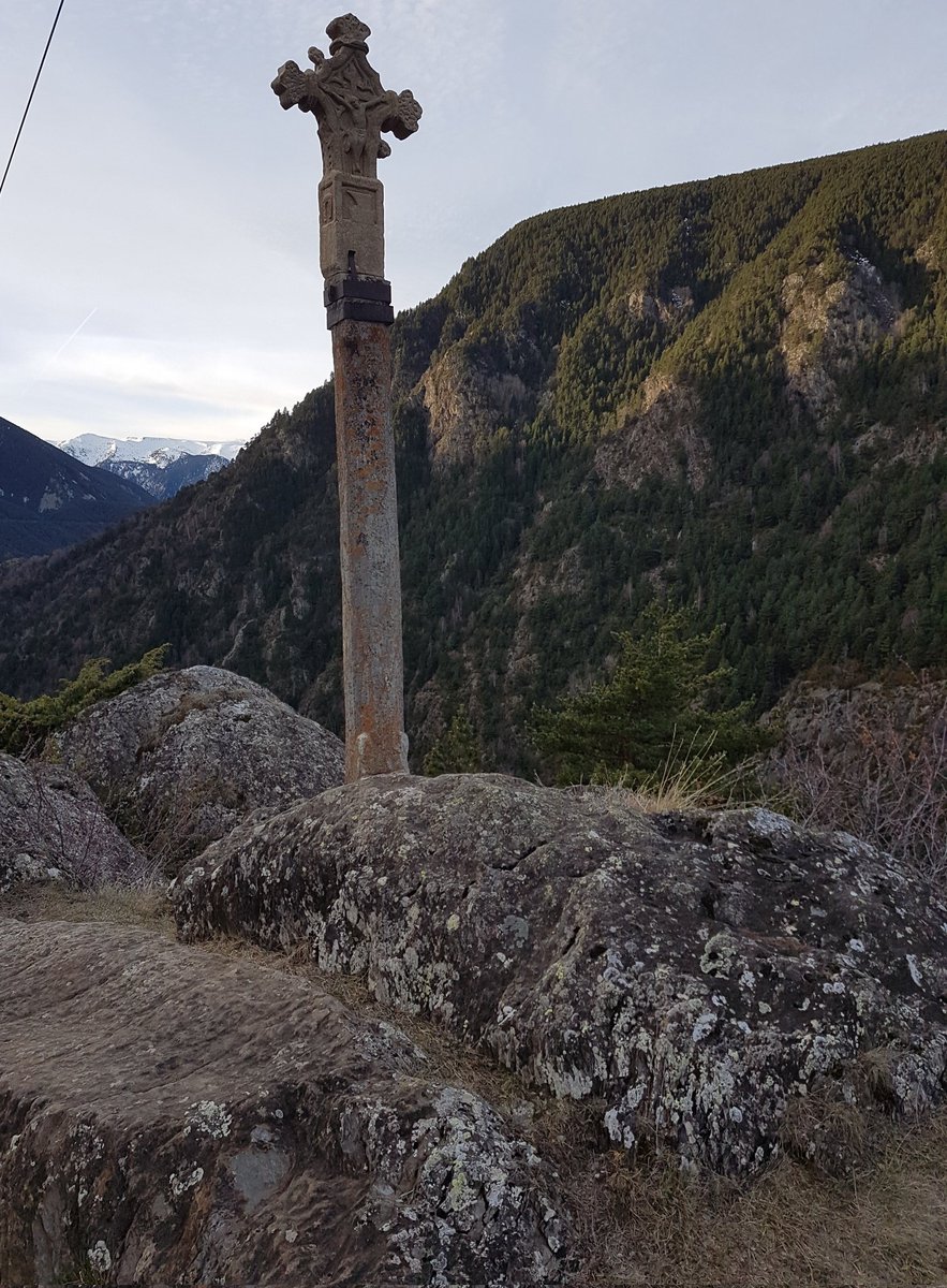 El camí real de Soldeu (Andorra), documentat (entre d'altres) pel comte de Carlet el 1905: "Altra pujada fortíssima en zig-zag per camí molt dolent ens porta sota una bònica creu gòtica, de pedra, passada la qual ovirem ja'l petit poblet de Prats...".