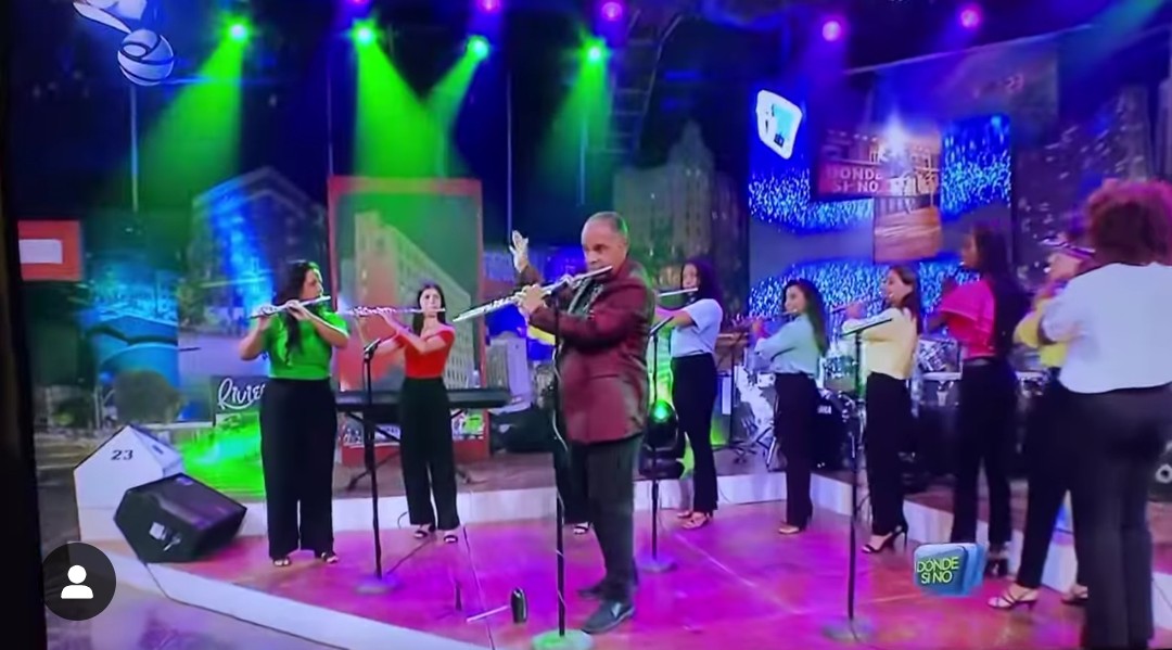 Feliz aniversario a ese gran colectivo de 23 y M encabezado por nuestra gran Edith Massola y todo el equipo de realizacion a traves de estos 26 años!Donde si no!
#23ym
#edithmassola
#maikelblancoysusalsamayor
#orlsnfomaracavalle
#cameratacortés
#joseluiscortés