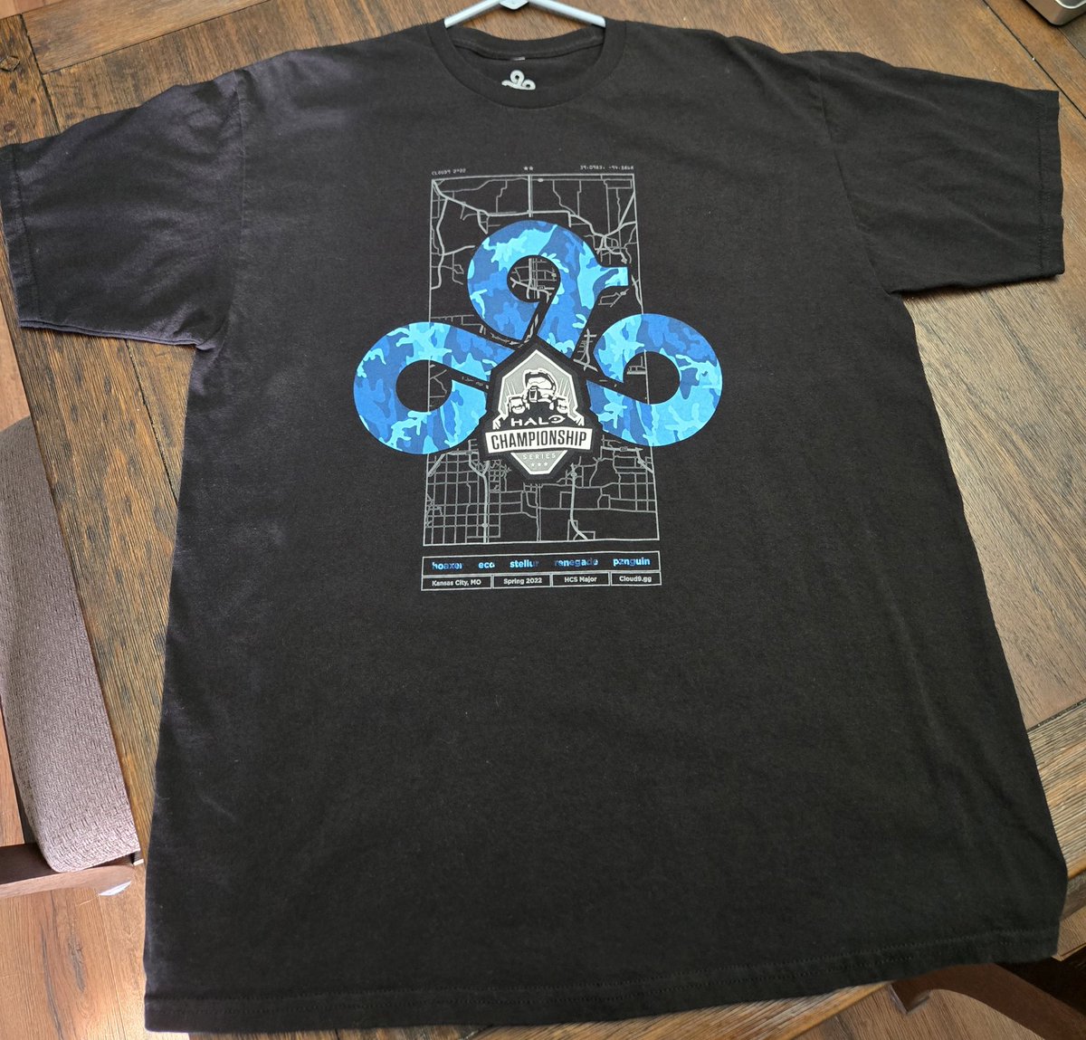 MattyRums's tweet photo. Decluttering and put up some Halo/HCS shirts for sale that have been sitting on hangers in my closet for a while if anyone's interested. More at the link: https://t.co/GaOIfPQKVb https://t.co/opu4HBGwwD