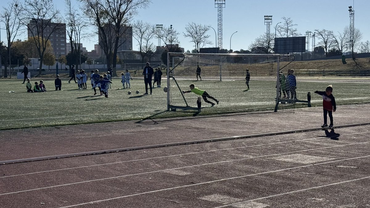 👏🏻 Las familias y los aficionados llenaron el campo de Las Américas, apoyando a todos los participantes.

🥇 Gracias a todos los que hicieron posible este evento tan especial, además del Alcalde, Ramón Jurado, que estuvo presente en la entrega de medallas.

#SoydelaEscuela