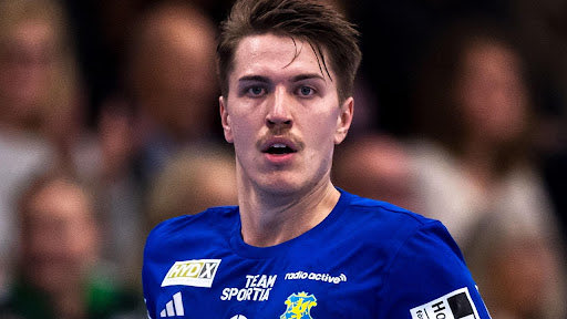 Hen_Livgot's tweet photo. ThSV Eisenach targeting Swedish star Oskar Joelsson! 🇸🇪🔥 The 24-year-old Ystads IF shooter (86 goals in league, 48 in Europe) is on Eisenach’s radar for next season. Contract talks underway—Joelsson could join for free in summer 2025.
#HandballTransfers #ThSVEisenach #Handball #YstadsIF