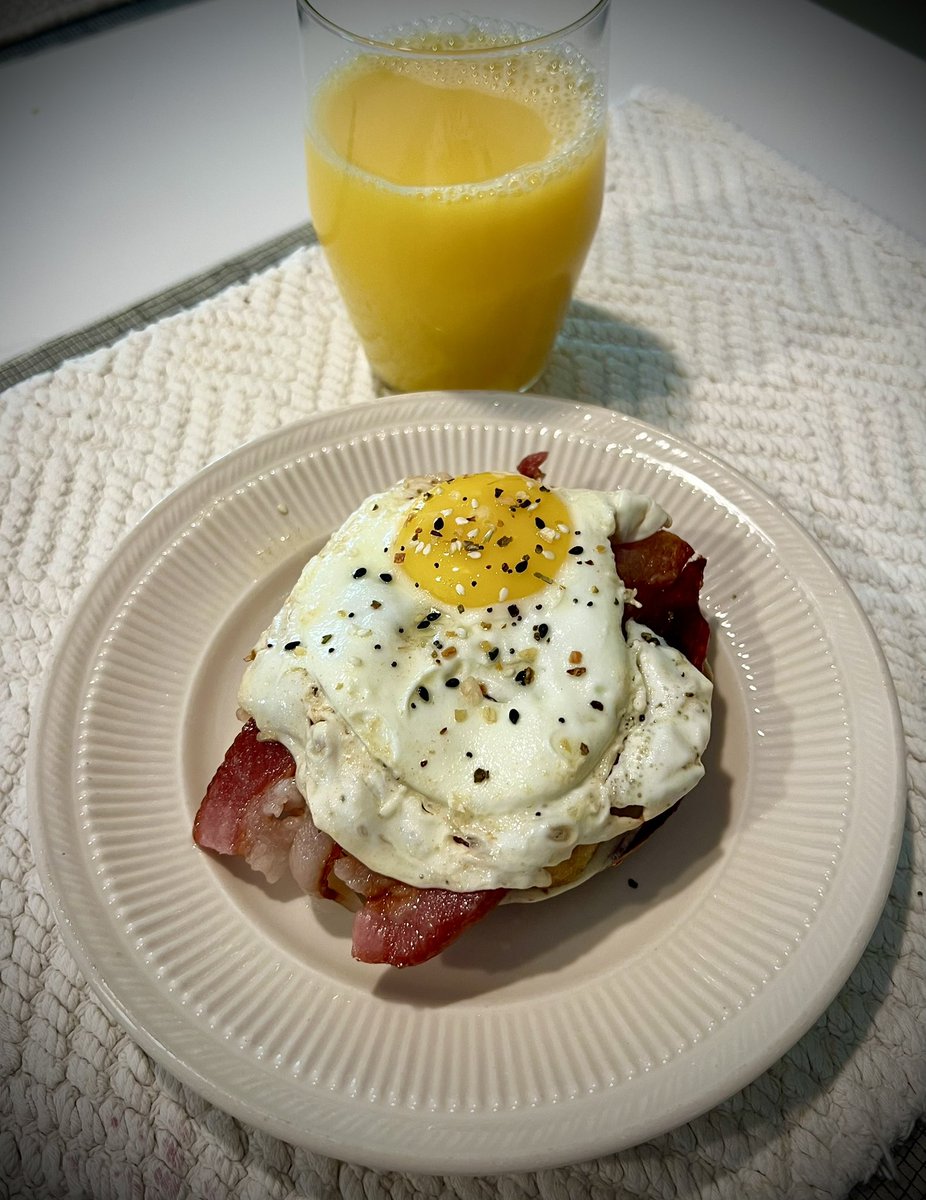 mlzema's tweet photo. #TwitterSupperClub
#SundayBrunch!

Open-Faced Breakfast Sandwich w/Melted Provolone Cheese, #OreIda Potato Crowns, Bacon, Sunny-Side-Up Egg &amp; Jalapeño Everything Bagel Seasoning on a Toasted Sesame Seed Bagel
Orange Juice https://t.co/ZOt2V3swZO