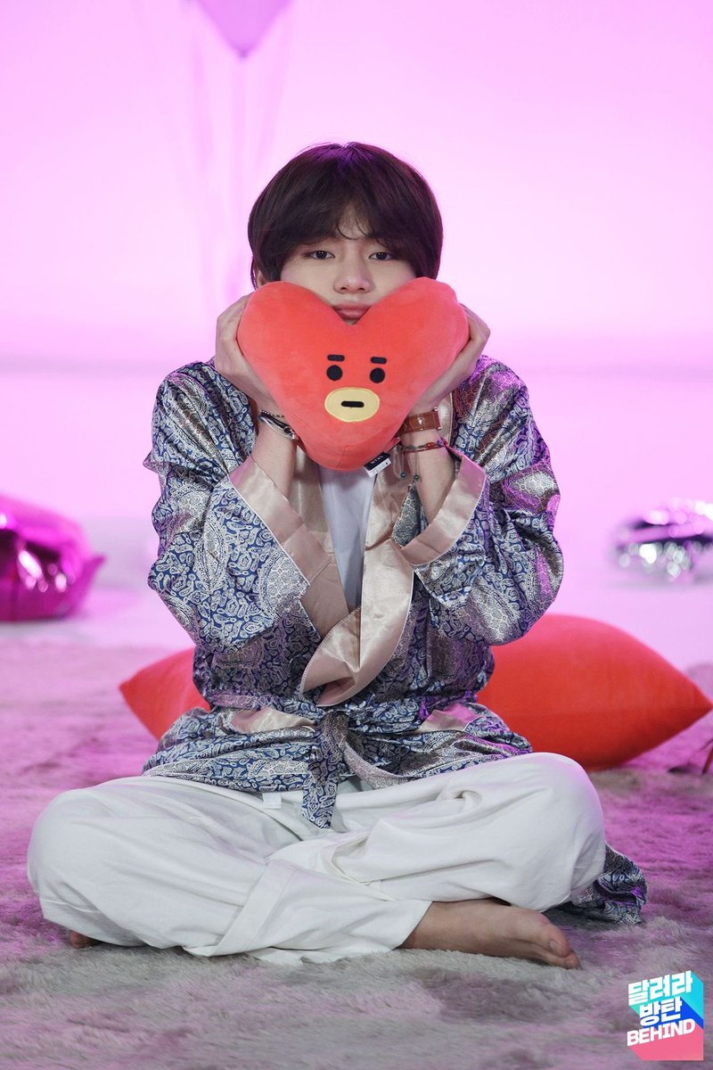 idleseesaw's tweet photo. BTS amando, halagando y molestando a su bebé Taehyung. 

Un hilo que cura la depresión. ✨ https://t.co/vlM8HUU4Ve