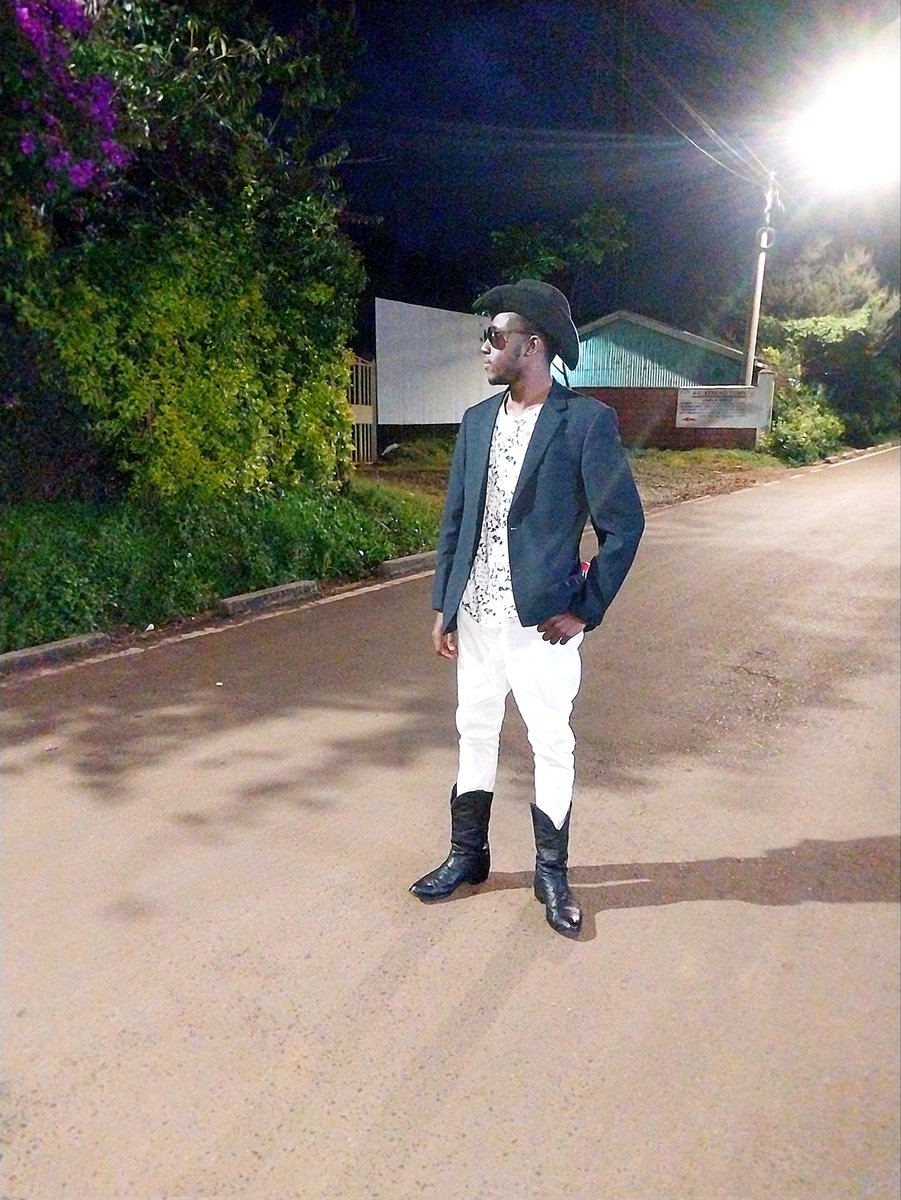 SonofUmmar's tweet image. Focused on the journey, with style leading the way. 🚶‍♂️✨ #SharpLook #ConfidentMoves
