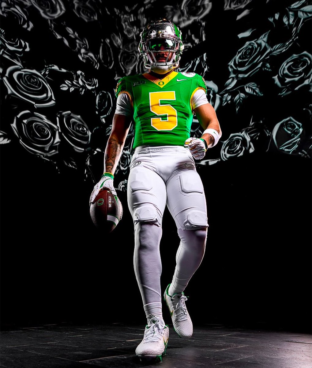 UNISWAG's tweet photo. The @rosebowlgame uni combo for @oregonfootball 

#uniswag https://t.co/ft97zq9o9t