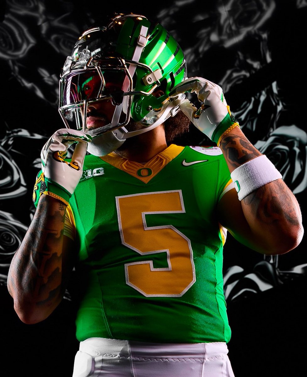 UNISWAG's tweet photo. The @rosebowlgame uni combo for @oregonfootball 

#uniswag https://t.co/ft97zq9o9t
