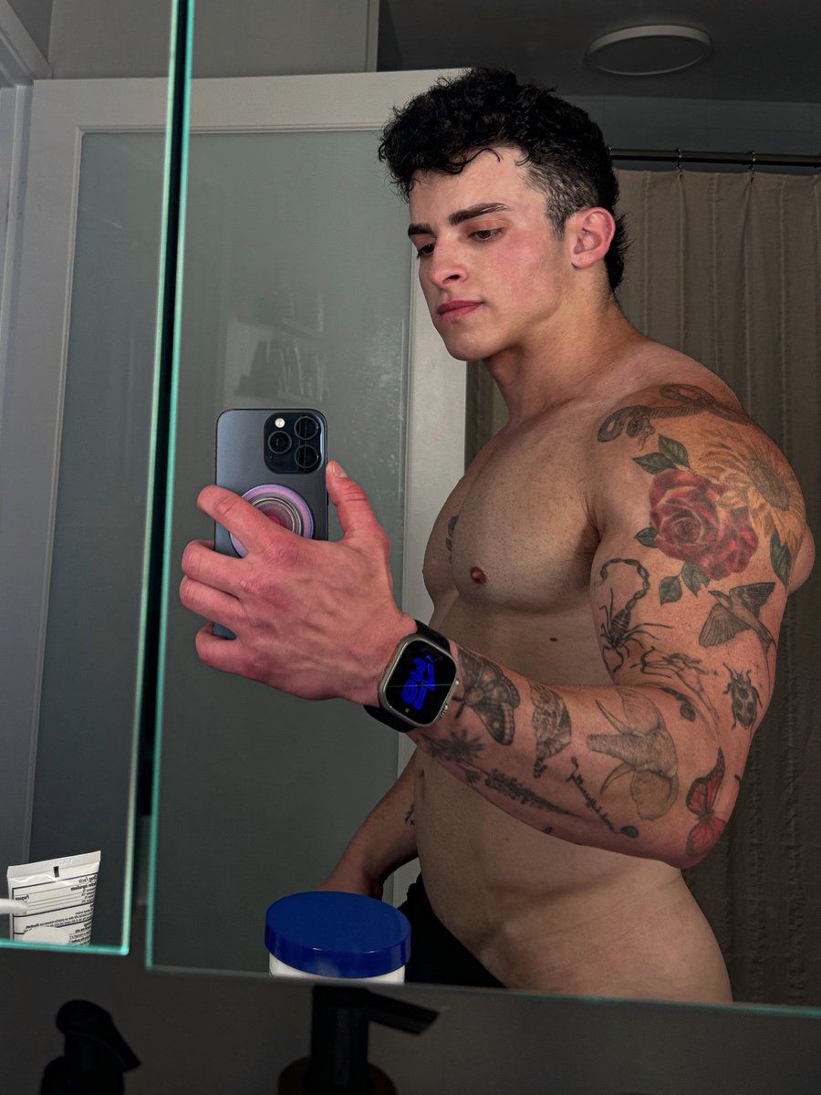 ✥ ――Ｄｕｎｃａｎ  Ｒｅｉｄ 
         ✥―― Son of 𝐀𝐑𝐄𝐒 ――✥   
        ✥―― 24. dumb jock. closeted. ――✥  
       ✥―― vers. dms open. no minors. ――✥  
                    kinks in dm. taboo ――✥