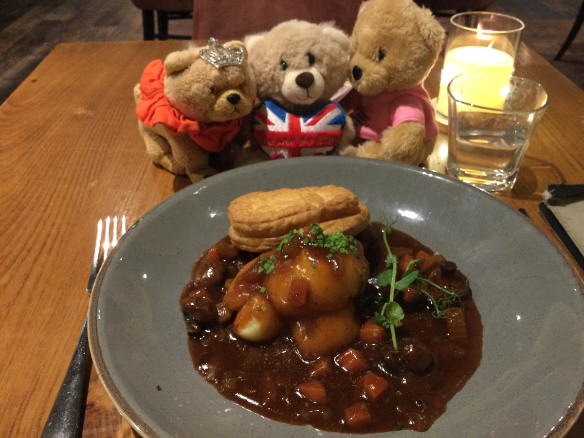 LondonChowClub's tweet photo. Day 3 #dinner @ #Warner #Heythrop da Travelling Duke #pub ; #calamari wit’ side salad, #mushroom stew wit’ mash an’ pastry puff (2 much 4 Mummy) an’ grild #pineapple wit’ cream an’ nuts. https://t.co/DkEqHtt1fT