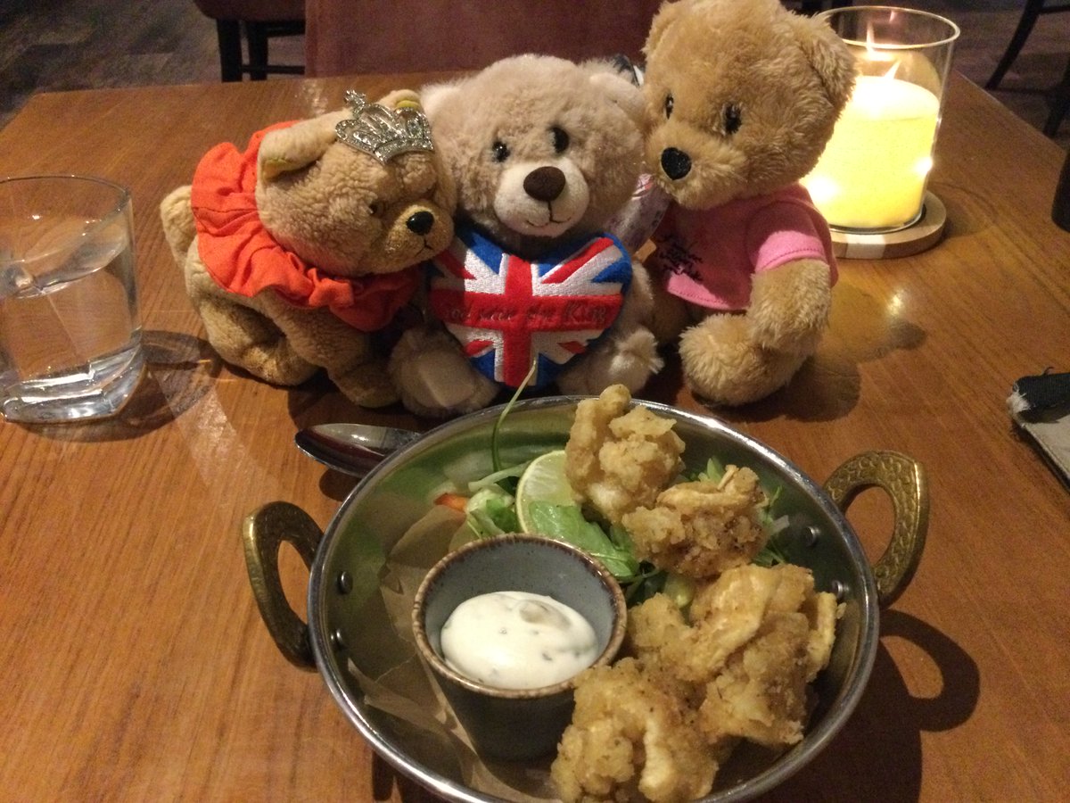 LondonChowClub's tweet photo. Day 3 #dinner @ #Warner #Heythrop da Travelling Duke #pub ; #calamari wit’ side salad, #mushroom stew wit’ mash an’ pastry puff (2 much 4 Mummy) an’ grild #pineapple wit’ cream an’ nuts. https://t.co/DkEqHtt1fT