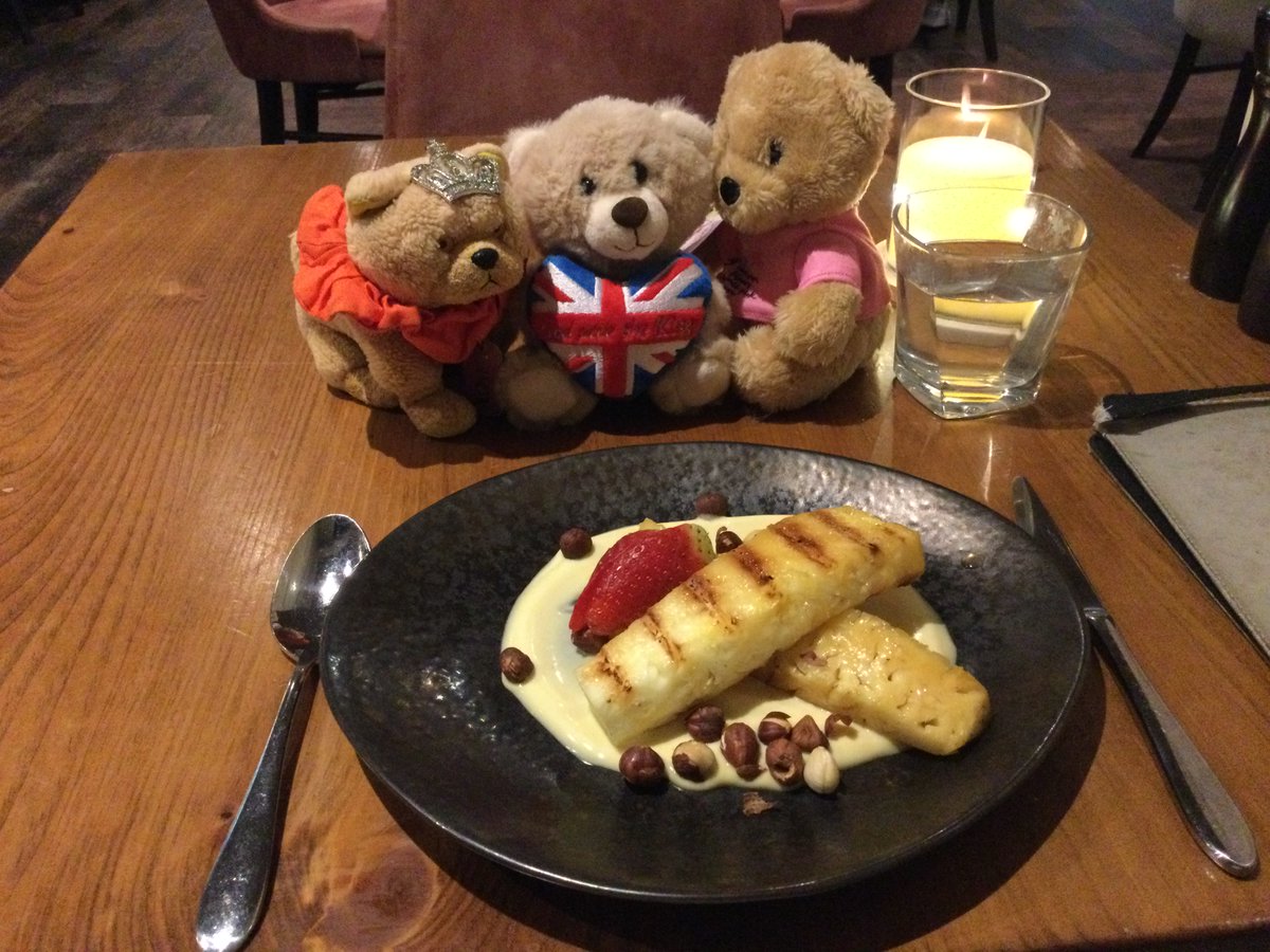 LondonChowClub's tweet photo. Day 3 #dinner @ #Warner #Heythrop da Travelling Duke #pub ; #calamari wit’ side salad, #mushroom stew wit’ mash an’ pastry puff (2 much 4 Mummy) an’ grild #pineapple wit’ cream an’ nuts. https://t.co/DkEqHtt1fT