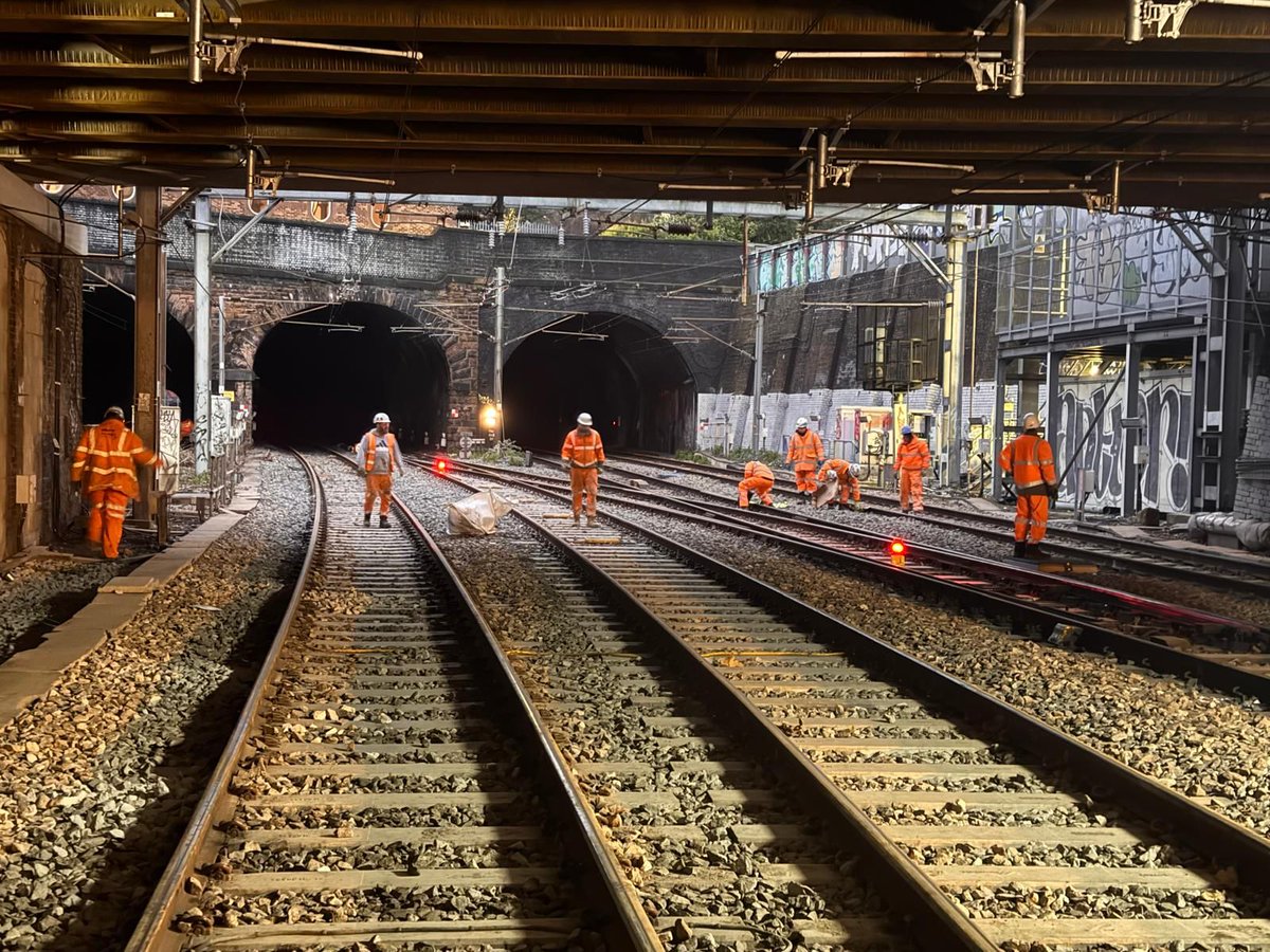 NetworkRailEM's tweet photo. The end is in sight! Engineers are working hard to finish off our £19m #ChristmasRailWorks.
The work at Radlett Strategic Freight Interchange is complete. Other sites hand back later tonight ready for services to re-start in the morning. Thank you for bearing with us so far. https://t.co/AE9KOUD05r