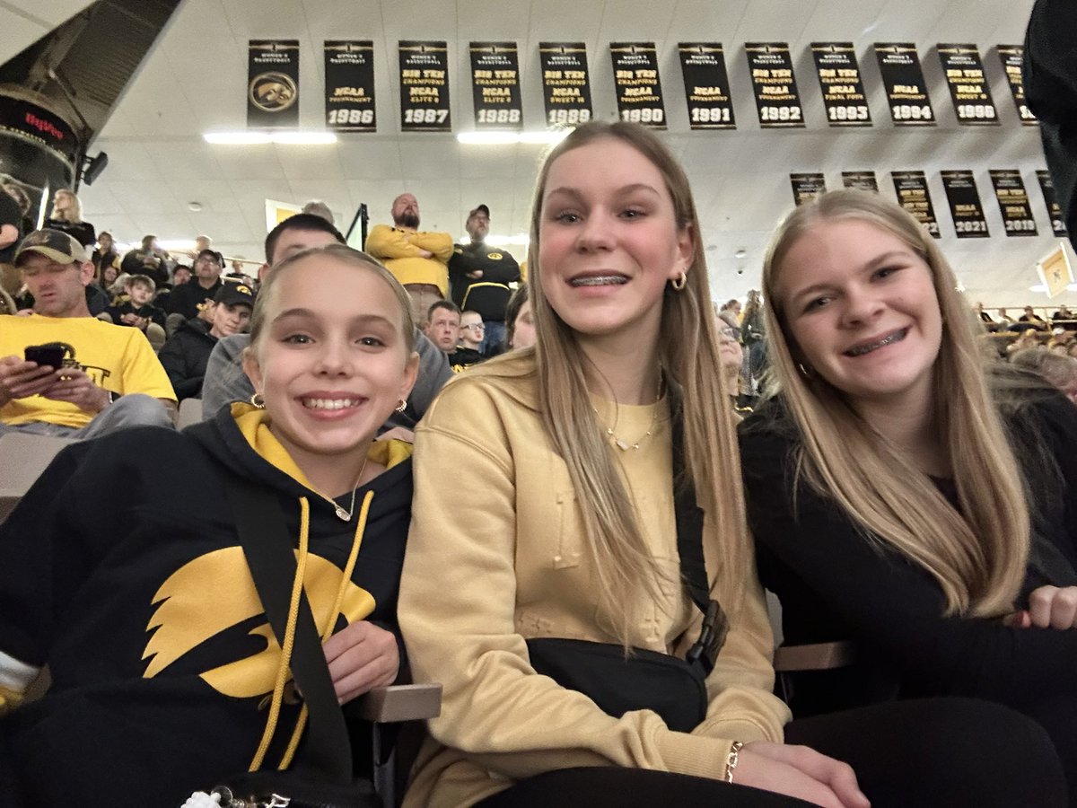 amyfeatherstone's tweet photo. Here for a WIN! Let’s go Hawks! #FightForIowa https://t.co/Zt8GDnW1Nt