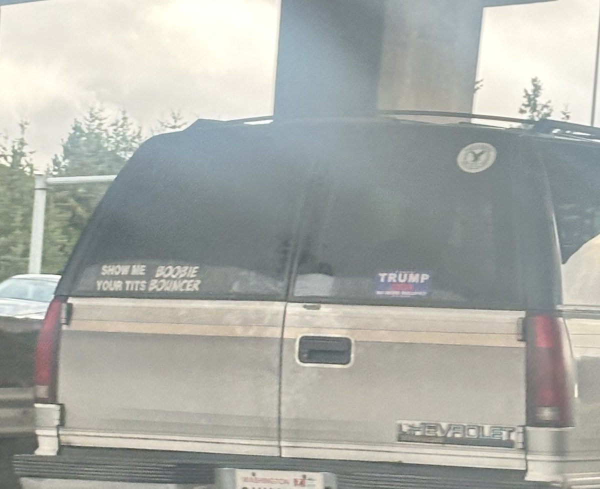 SHOW ME YOUR BOOBIE YOUR TITS BOUNCER LMAOOOO