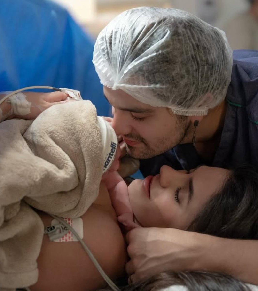 meusantxna's tweet photo. queria explicar p alguém q não é fã a sensação de ver essa foto. de ver alguém que você admira e ama, há tantos anos, realizando o maior sonho da vida. cheirando o maior projeto que ele já planejou, segurando a mão da maior benção que ele já recebeu. 
não dá, vcs não entenderiam. https://t.co/jSuN6sTYEA