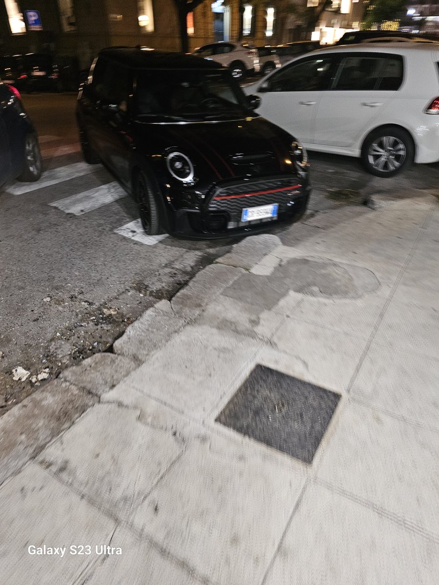 MauMattarelli's tweet photo. @PALERMOPM @robertolagalla @mauriziocarta @MobilitaPA In pochi scatti fatti ora nel giro di 100 metri in pieno centro il dilagante senso di impunità e strafottenza in questa città dove ormai chiunque crede di poter fare quello che cazzo vuole nell'ignavia e nell'anarchia assolute https://t.co/fDZHEi4tHU