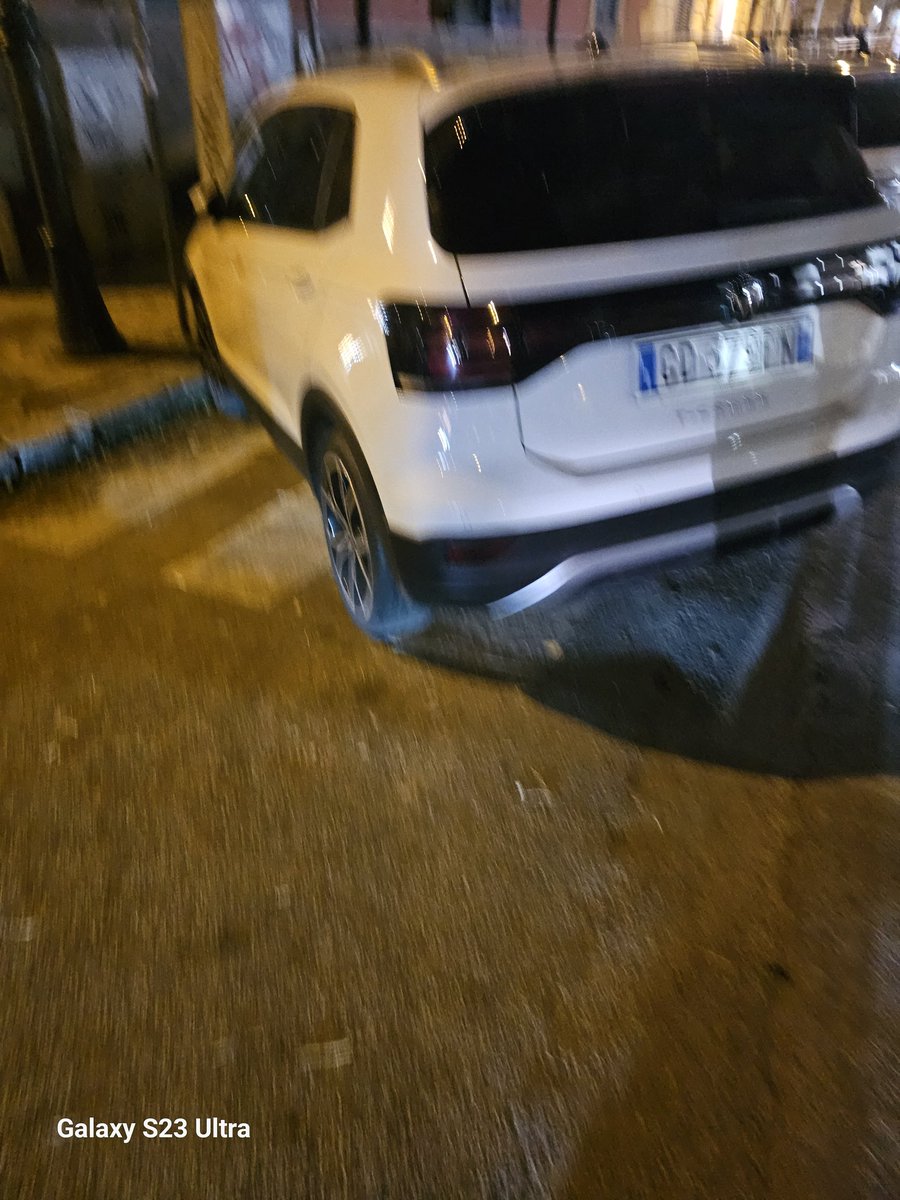 MauMattarelli's tweet photo. @PALERMOPM @robertolagalla @mauriziocarta @MobilitaPA In pochi scatti fatti ora nel giro di 100 metri in pieno centro il dilagante senso di impunità e strafottenza in questa città dove ormai chiunque crede di poter fare quello che cazzo vuole nell'ignavia e nell'anarchia assolute https://t.co/fDZHEi4tHU