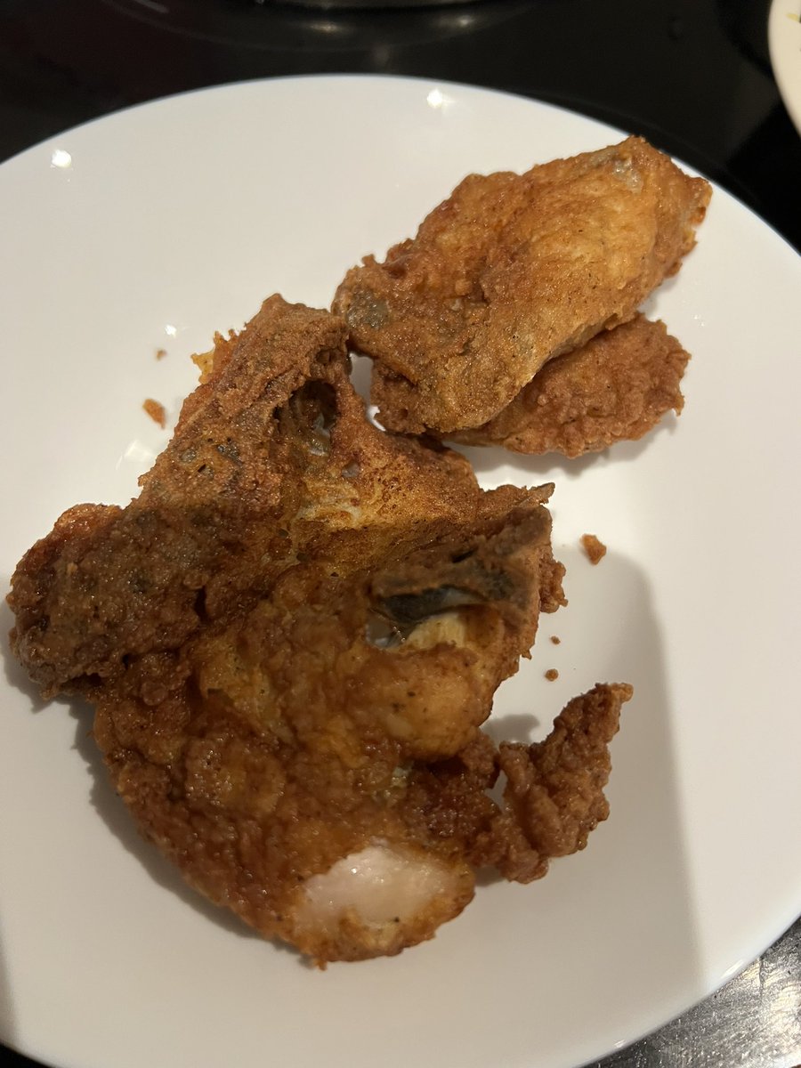 dc4569's tweet photo. @KFC_UKI asked for 2 pieces at M20 J11.  This is what I got.  Just bone hardly any chicken.  At least one drumstick or thigh would have been good. https://t.co/HoGwmvvZRa