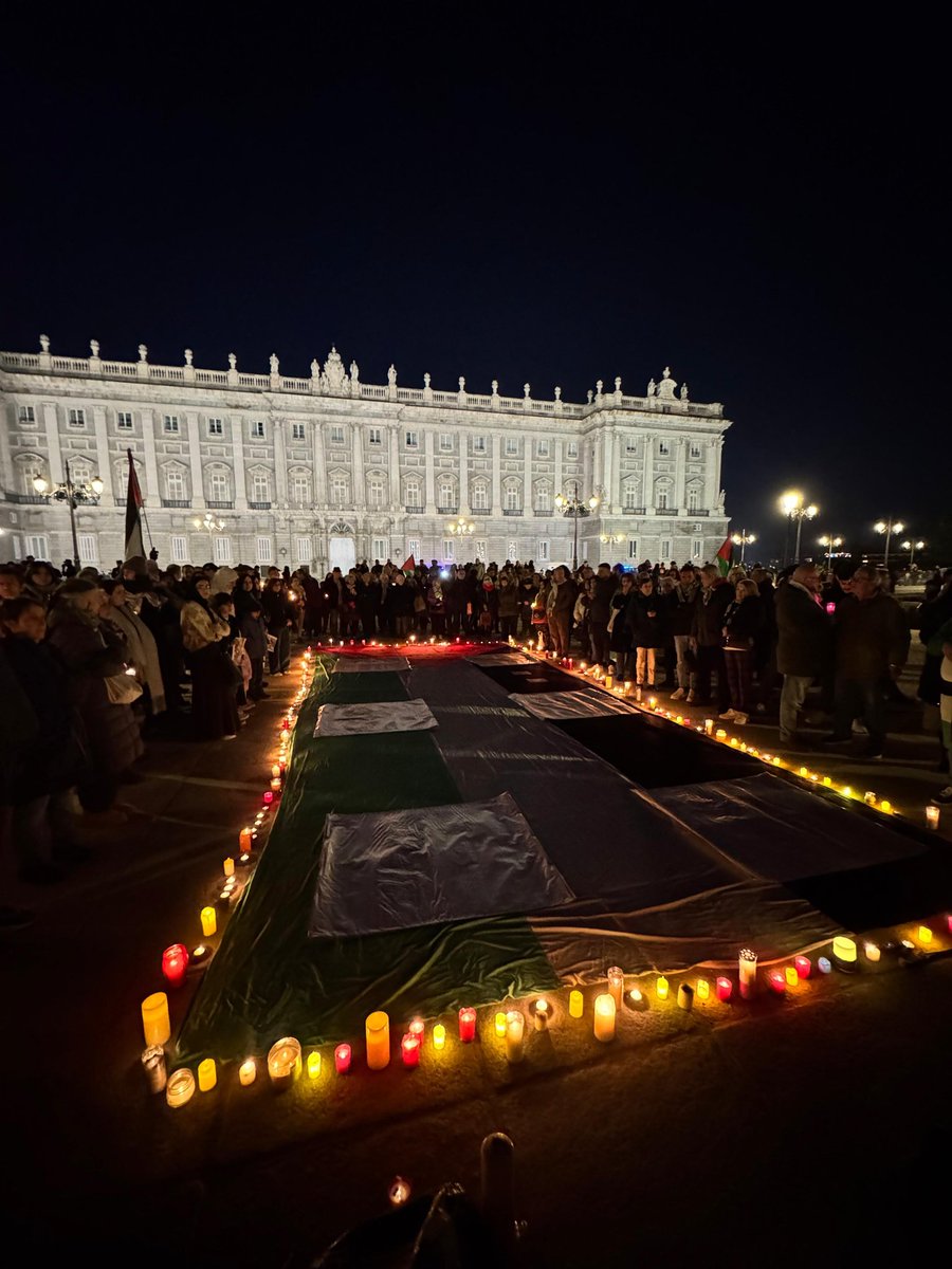 BDSMadrid's tweet photo. Vigilia por las víctimas palestinas bajo el genocidio en Gaza.
Un estremecedor minuto de silencio, de fondo, el larguísimo listado recoge el nombre de las más de 45.300 PERSONAS asesinadas. 🕯️🕯️🕯️
#NoSomosNumeros
Plaza de Oriente, Madrid. https://t.co/zAbAMpXiC3