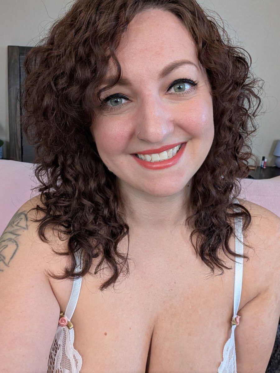 Live streaming for the first time in a while today! I've missed you all! Come say hi and hang out with me 🙏😘 Getting started now. 

🔗in comments ⬇️