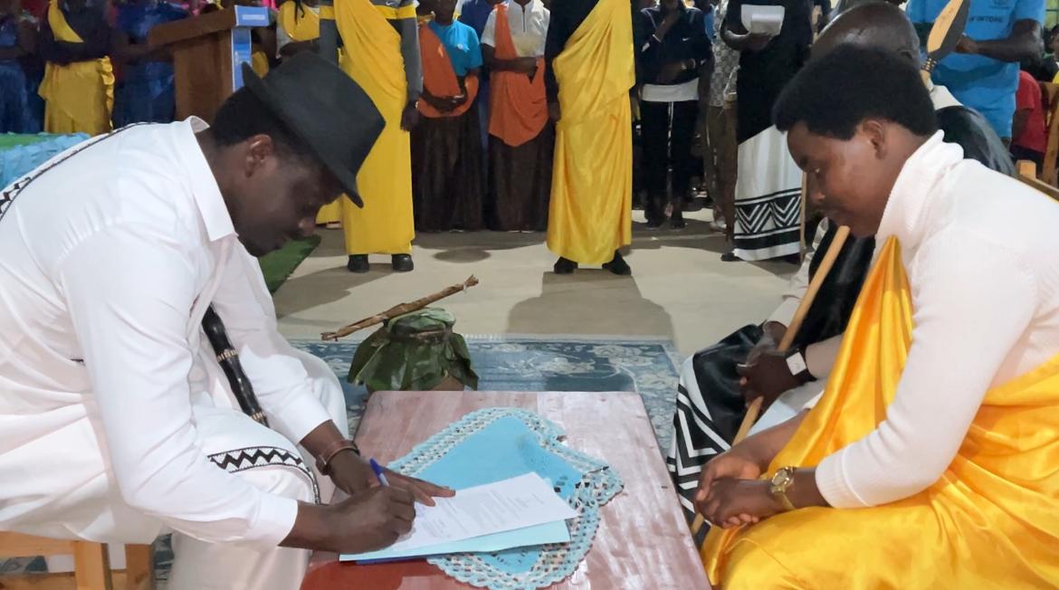 Asoreza mu Murenge wa Bukure Itorero ry'Inkomezabigwi Icyiciro cya 12,Umuyobozi wa <a href="/GicumbiDistrict/">Gicumbi District</a> <a href="/NzabonimpaEmmy/">Emmanuel NZABONIMPA</a> yashimye Intore zimaze iminsi 3 zitozwa ndetse na Minubumwe yabafashije muri iki Gikorwa anazisaba kurangwa n'Indagagaciro na Kirazira zigasigasira ibyagezweho.