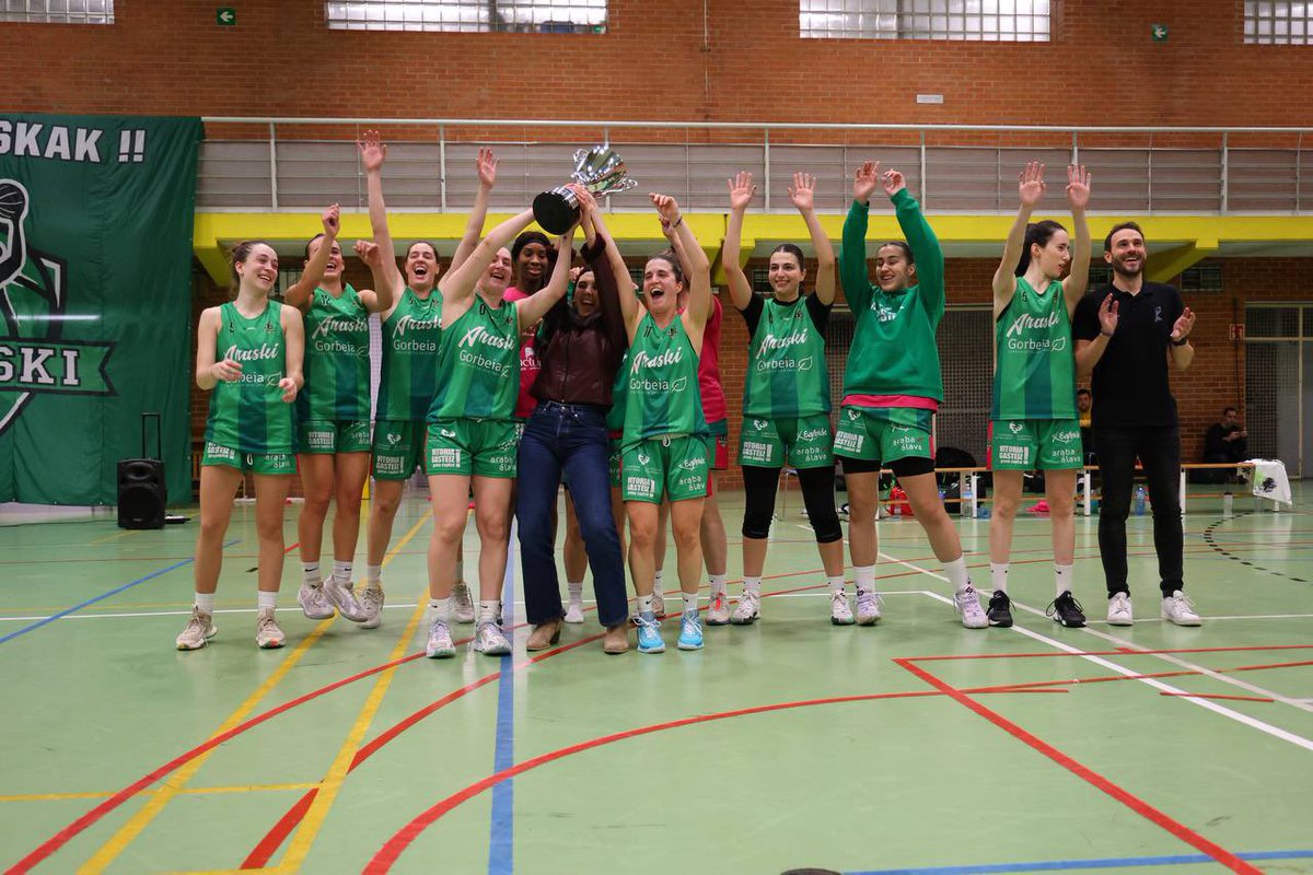 Araski's tweet photo. 🏆 ¡𝑪𝑨𝑴𝑷𝑬𝑶𝑵𝑨𝑺 𝑫𝑬 𝑪𝑶𝑷𝑨! 🏆

@ViverosGorbeia Araski gana a Unamuno y es el nuevo campeón de Copa de Primera Nacional 🙌🏼

¡Enormes! 💚

#LaMagiadeMendi #MendikoMagia https://t.co/lNx9c7GNYe