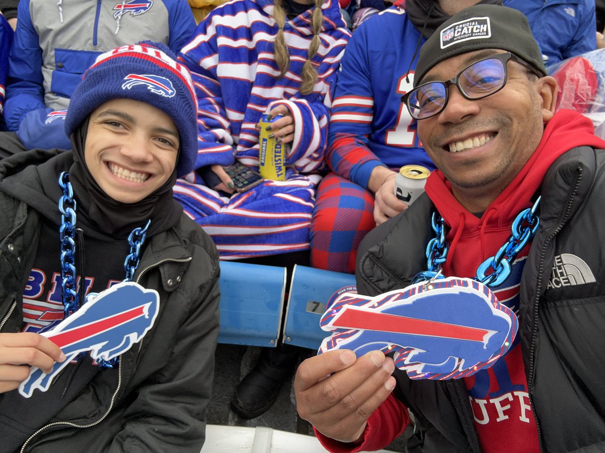 tlott3421's tweet photo. 2 chains!! @BuffaloBills https://t.co/yhJm5tu5lq