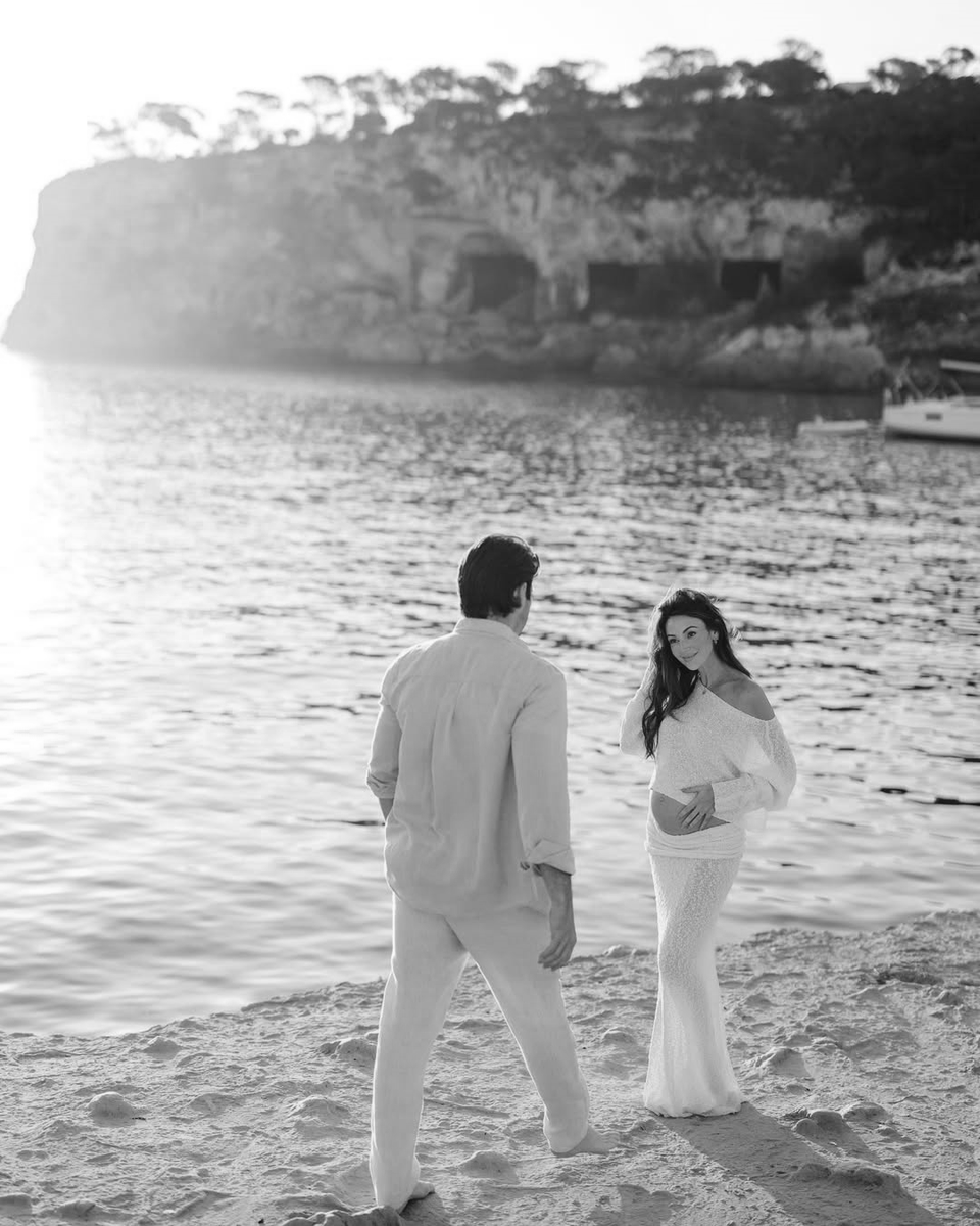 I'm screaming! Congratulations to Michelle and Mark who are expecting their first child. My heart is filled with joy and love. 2025 will be incredible, just like you ♡