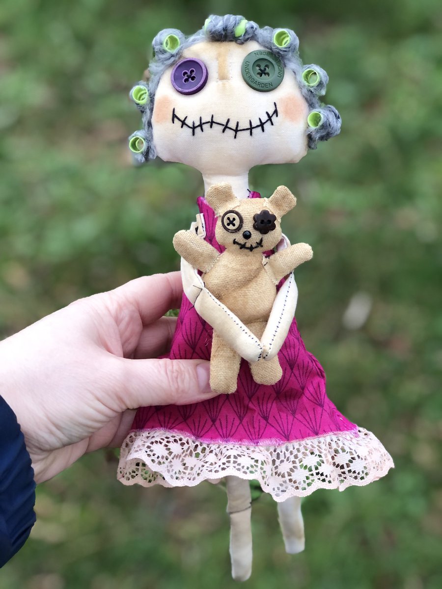 New junky grungy Grammy doll with curlers.
snowstormcrafts.etsy.com/listing/183615…