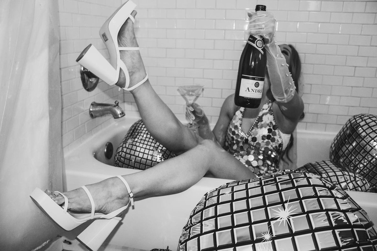 The new year is almost here 🍾 Grab your besties and some Andre to ring in the new year 🎊 Grab your bubbles at the link below 👇😏
andre-champagne.com/FindNearMe