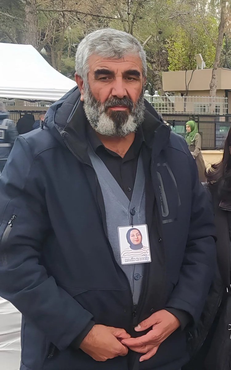 Kimse Bir Babayı Bu Hale Getirmemeli

Evlat sevgisi, dünyanın en yüce duygularından biridir. Bir baba, evladı için her şeyi feda etmeye hazırdır. Peki, böyle bir sevgiyi sömüren, bir babayı bu kadar inciten insanlar nasıl vicdanlarıyla yaşayabilirler?#RojineSesOl