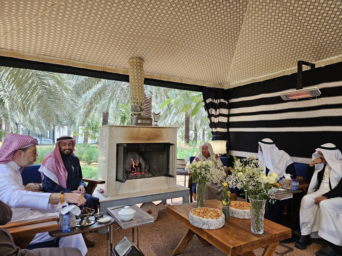 Anaserafi's tweet image. عندما تكون في حائل تبهرك المدينة بسعة تخطيطها ومنظومة شوارعها الرحبة، والتي لا يضاهيها في ذلك الا رحابة اهلها وترحابهم بضيفها او عابر سبلها.
اوج ذلك الترحاب وقمة الكرم كان في ضيافة ابن حائل معالي أخي المهندس عبدالله الرخيص @A_Alrakhi عند استقباله رئيس جامعة الملك عبدالعزيز د.…