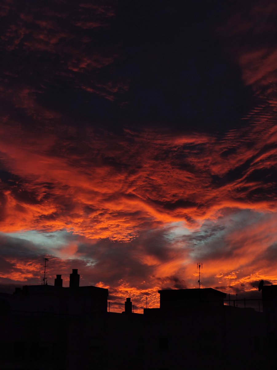 JMind0's tweet photo. Luces al este https://t.co/qpvyrlfhqT