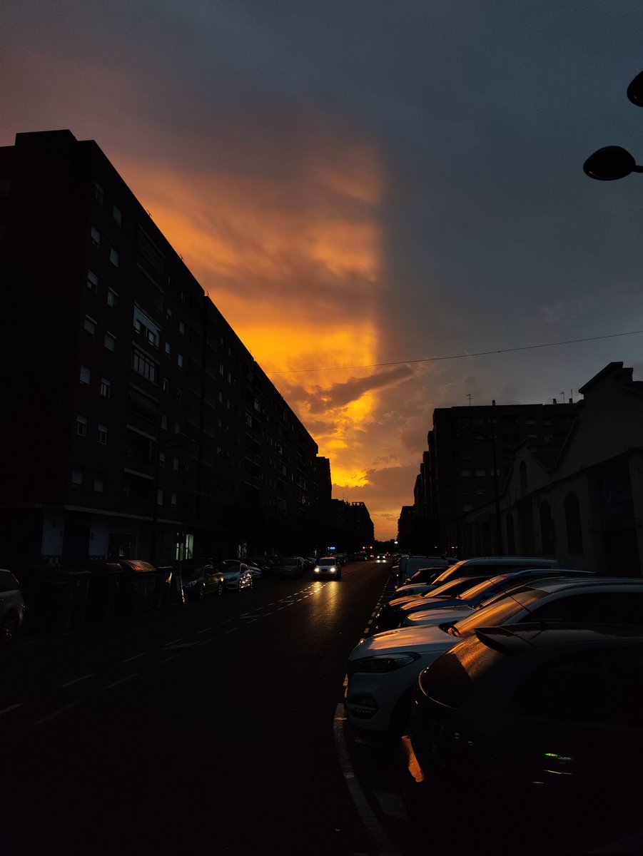 JMind0's tweet photo. Luces al este https://t.co/qpvyrlfhqT