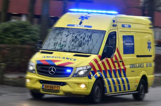 Auto in de sloot bij Roompot Beach Resort Kamperland