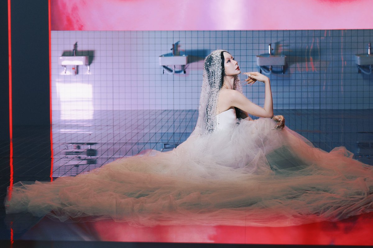 Qi Wei wore Lana T from #VeraWangHAUTE Wedding Collection for the music video production of her single ‘Mermaid Diamond’.

#VeraWang #VeraWangGang #QiWei #戚薇