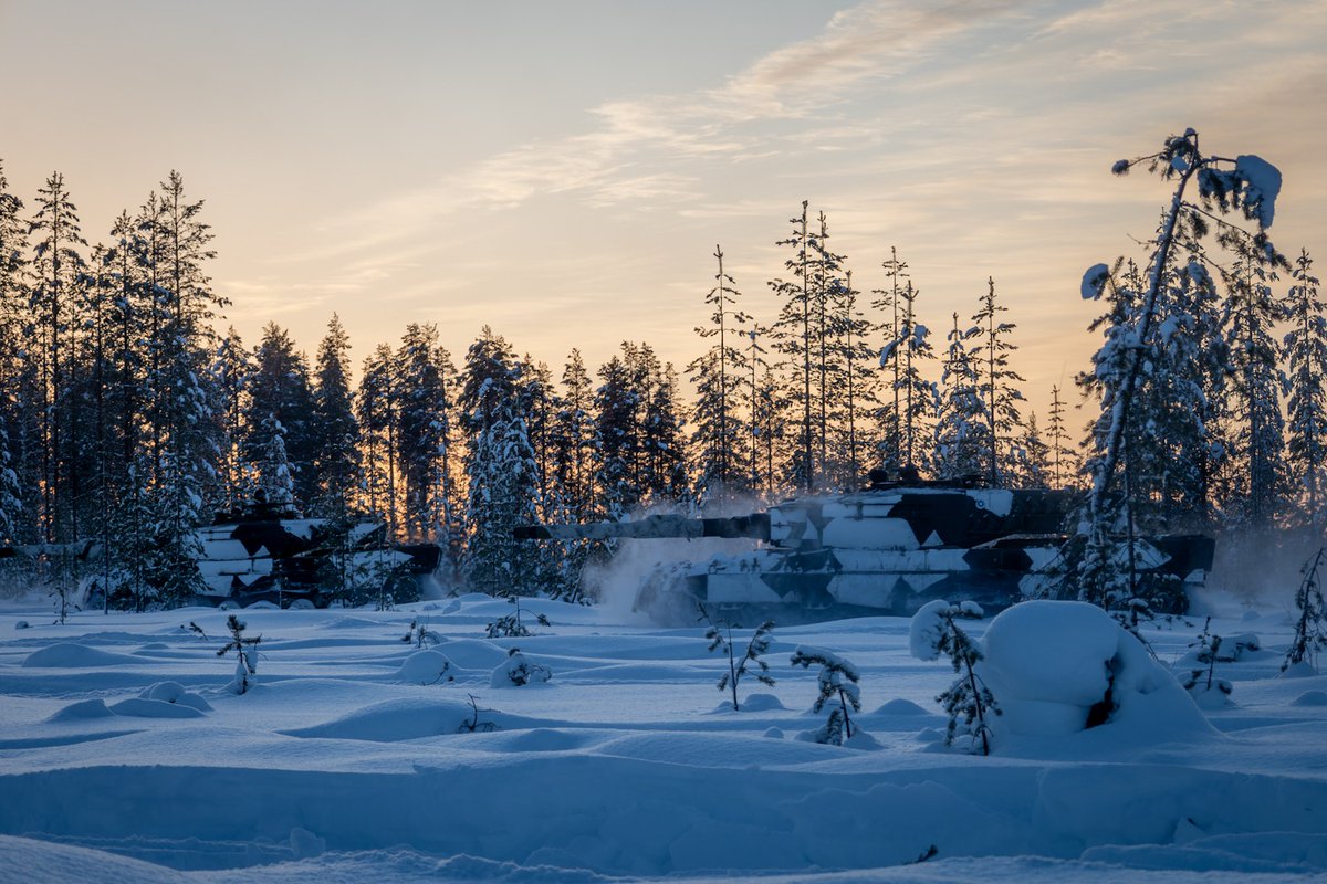 1/🧵 Jak jsem sliboval, tak jsem připravil vlákno 🧵 o Finské armádě 🇫🇮, respektive o finských obranných silách 🪖. Z pohledu země 🇨🇿, která má jednou tolik obyvatel to není vůbec nezajímavé srovnání ⬇️