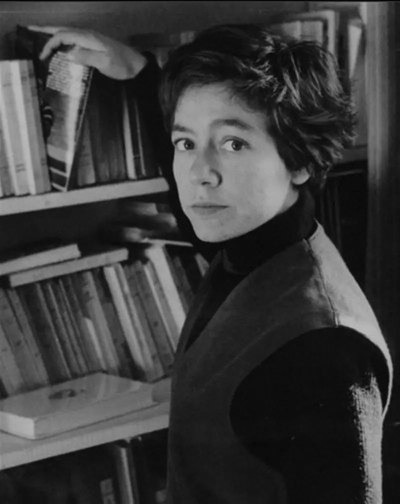 El 25 de septiembre de 1972, Alejandra Pizarnik cogió una tiza y en el pizarrón de su departamento de Buenos Aires escribió: “No quiero ir / nada más / que hasta el fondo”.

Regresó a su habitación, ingirió 50 pastillas de seconal sódico y murió. Tenía 36 años.

[Abro hilo]