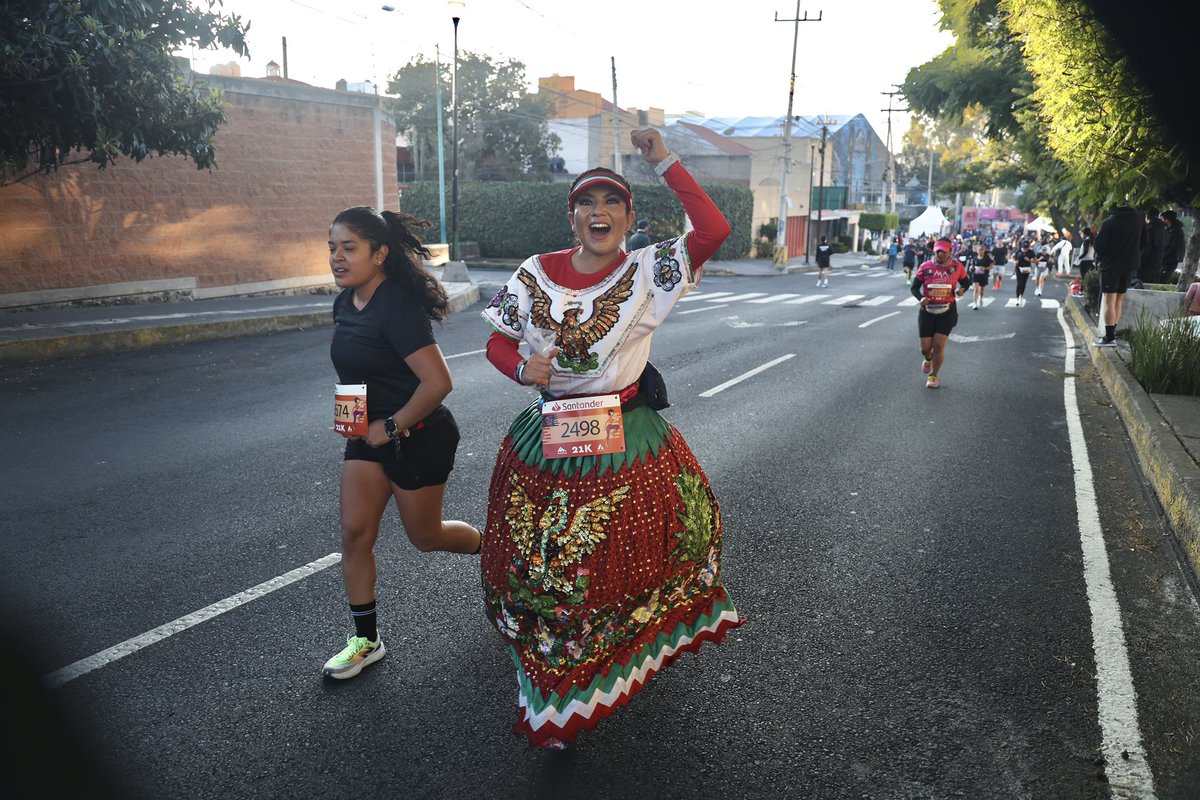 Julieticious23's tweet image. A pesar de la altimetría 7K x3 veces tratamos de mantener la sonrisa y hasta bromear con el público y los fotógrafos! 

Fue un gran 2024… gracias!!! 🙏 

#MedioMaratónWU @asdeporte #embajadora #WomanUp 🩷🧡