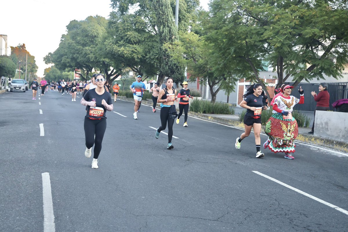 Julieticious23's tweet image. A pesar de la altimetría 7K x3 veces tratamos de mantener la sonrisa y hasta bromear con el público y los fotógrafos! 

Fue un gran 2024… gracias!!! 🙏 

#MedioMaratónWU @asdeporte #embajadora #WomanUp 🩷🧡