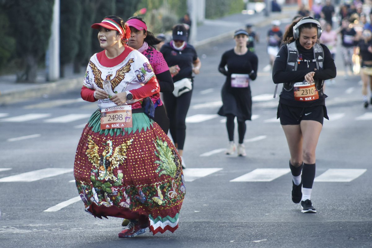 Julieticious23's tweet image. A pesar de la altimetría 7K x3 veces tratamos de mantener la sonrisa y hasta bromear con el público y los fotógrafos! 

Fue un gran 2024… gracias!!! 🙏 

#MedioMaratónWU @asdeporte #embajadora #WomanUp 🩷🧡